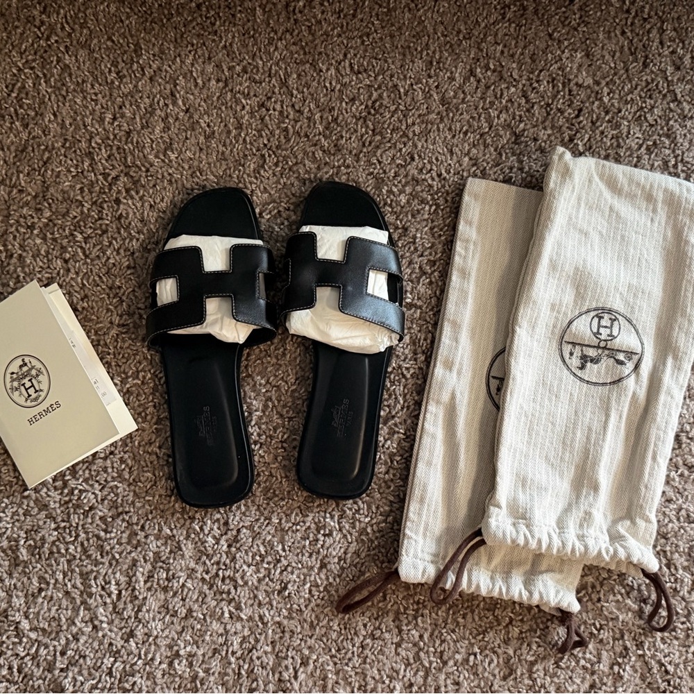 Hermès Oran Sandals in Noir